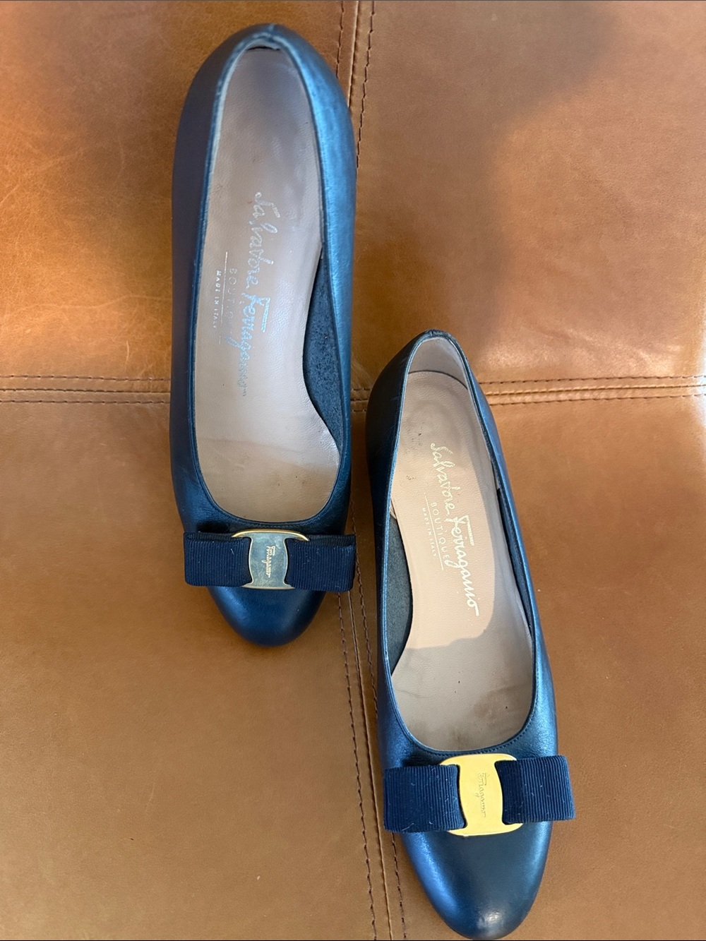 vintage Salvatore Ferragamo Vara pumps in navy leather Sz 6C - Picture 2 of 8